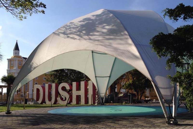 Dome tent als overkapping van zwembad bij Dushi Hotel